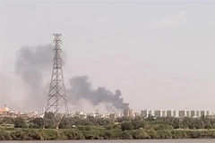 Khói bốc lên trong xung đột tại Khartoum, Sudan, ngày 22/7/2023. (Ảnh: AFP/TTXVN)