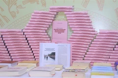 Khu trưng bày sách tại buổi lễ. (Ảnh: Văn Điệp/TTXVN)