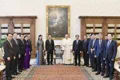 Chủ tịch nước Võ Văn Thưởng và Phu nhân cùng Đoàn đại biểu cấp cao Việt Nam chụp ảnh chung với Giáo hoàng Francis. (Ảnh: Thống Nhất/TTXVN)