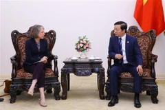 Phó Thủ tướng Trần Hồng Hà tiếp bà Alice Carr, Giám đốc Điều hành Chính sách Công của Liên minh Tài chính Glasgow vì mục tiêu giảm phát thải ròng bằng “0”. (Ảnh: Văn Điệp/TTXVN)