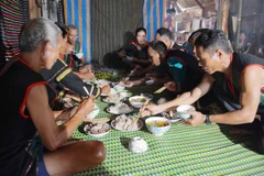 Bữa cơm thân mật mừng thọ cho cha mẹ. (Ảnh: Hoài Thu/TTXVN)