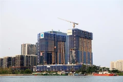Công trình xây dựng tại Khu Đô thị mới Thủ Thiêm, thành phố Thủ Đức. (Ảnh: Hồng Đạt/TTXVN)