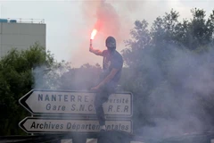 Người biểu tình phản đối cảnh sát gây bạo loạn tại Nanterre, ngoại ô Paris, Pháp ngày 29/6/2023. (Ảnh: AFP/TTXVN)