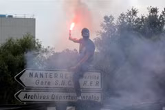 Người biểu tình phản đối cảnh sát gây bạo loạn tại Nanterre, ngoại ô Paris, Pháp ngày 29/6/2023. (Ảnh: AFP/TTXVN)