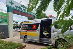 Nhóm bảo vệ Bệnh viện Hoàn Mỹ Bình Phước ngăn cản xe của nhóm thiện nguyện vào bệnh viện chở bệnh nhân. (Ảnh: TTXVN phát)