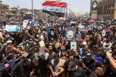 Biểu tình tại Kufa, Iraq, ngày 21/7/2023, phản đối hành vi đốt kinh Koran. (Ảnh: AFP/TTXVN)