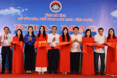 Cắt băng khai mạc Tuần Văn hóa "Linh thiêng Đồng Lộc". (Ảnh: Hoàng Ngà/TTXVN)