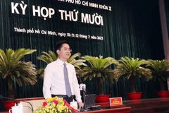 Ông Trần Quang Lâm, Giám đốc Sở Giao thông Vận tải Thành phố Hồ Chí Minh trả lời chất vấn các đại biểu HĐND thành phố. (Ảnh: Xuân Khu/TTXVN)