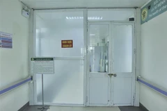 Khu vực điều trị nội trú cho bệnh nhân COVID-19 tại bệnh viện Thanh Nhàn. (Ảnh: TTXVN phát)