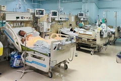 Bệnh nhân bị ngộ độc rượu điều trị tại Bệnh viện Đa khoa Đồng Nai. (Ảnh: Lê Xuân/TTXVN)