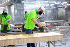 Người lao động làm việc trong xưởng sản xuất gỗ Đức Thành, quận Gò Vấp, Thành phố Hồ Chí Minh. (Ảnh: Hồng Đạt/TTXVN)