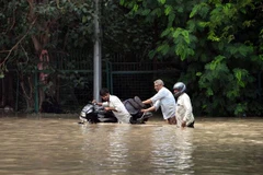 Cảnh ngập lụt tại New Delhi, Ấn Độ ngày 13/7. (Ảnh: THX/TTXVN)