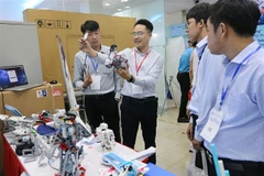 khách tham quan Chợ Công nghệ và Thiết bị (Techmart) Chuyển đổi số trong quản lý, đào tạo chuyên ngành Giáo dục năm 2023. (Ảnh: Thanh Vũ/TTXVN)