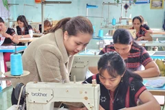 Lớp dạy nghề may cho đồng bào dân tộc thiểu số tại huyện Nam Đông, Thừa Thiên-Huế. (Ảnh: Mai Trang/TTXVN)
