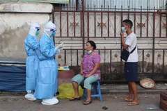 Nhân viên y tế lấy mẫu xét nghiệm COVID-19 cho người dân tại Laiza, Myanmar. (Ảnh: AFP/TTXVN)