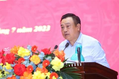 Phó Bí thư Thành ủy, Chủ tịch Ủy ban Nhân dân thành phố Hà Nội Trần Sỹ Thanh trình bày báo cáo. (Ảnh: An Đăng/TTXVN)