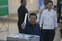 Thủ tướng Hoàng gia Campuchia Samdech Techo Hun Sen bỏ phiếu bầu Quốc hội tại điểm bầu cử ở tỉnh Kandal, ngày 23/7/2023. (Ảnh: THX/TTXVN)
