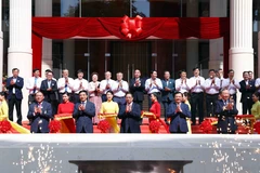 Thủ tướng Phạm Minh Chính và các đại biểu thực hiện nghi thức cắt băng khánh thành Nhà hát Hồ Gươm. 