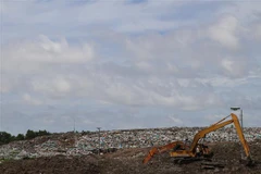 Bãi rác An Hiệp, huyện Ba Tri bị quá tải do phải tiếp nhận rác từ thành phố Bến Tre và huyện Châu Thành đưa về. (Ảnh: Công Trí/TTXVN)