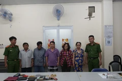 Nhóm đối tượng và tang vật. (Nguồn: Báo điện tử Pháp luật Thành phố Hồ Chí Minh)