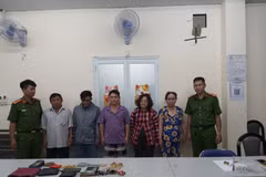 Nhóm đối tượng và tang vật. (Nguồn: Báo điện tử Pháp luật Thành phố Hồ Chí Minh)