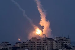 Rocket được phóng từ Dải Gaza xuống lãnh thổ Israel khi căng thẳng leo thang giữa Israel và Palestine, ngày 10/5/2023. (Ảnh: AFP/TTXVN)