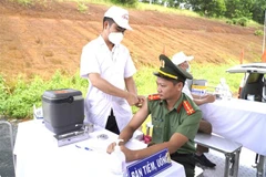 Tiêm phòng COVID-19 Đắk Nông. (Ảnh: Ngọc Minh/TTXVN)