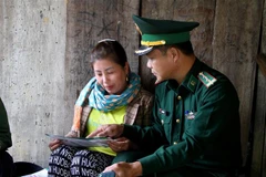 Các chiến sỹ Bộ đội Biên phòng tỉnh Nghệ An tuyên truyền pháp luật cho bà con vùng sau vùng xa huyện biên giới Kỳ Sơn. (Ảnh: Văn Tý/TTXVN)