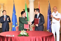 Thượng tướng Hoàng Xuân Chiến, Thứ trưởng Bộ Quốc phòng và Quốc Vụ khanh Quốc phòng Italy Matteo Perego di Cremnago trao đổi Biên bản Đối thoại chính sách quốc phòng lần thứ 4. (Ảnh: Thanh Hải/TTXVN)