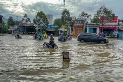 Triều cường lên mức báo động III gây ngập sâu trên đường Nguyễn Văn Cừ, quận Ninh Kiều. (Ảnh: TTXVN phát)