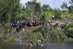 Người di cư vượt sông Rio Grande để vào Mỹ từ thành phố Matamoros, bang Tamaulipas, Mexico, ngày 10/5/2023. (Ảnh: AFP/TTXVN)