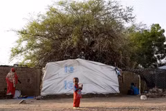 Người dân phải rời bỏ nhà cửa do xung đột sơ tán tới nơi ở tạm tại Hasahisa, Sudan, ngày 10/7/2023. (Ảnh: AFP/TTXVN)
