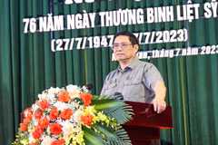 Thủ tướng Phạm Minh Chính động viên các thương binh, bệnh binh. (Ảnh: Dương Giang/TTXVN)