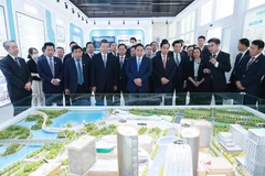 Thủ tướng Phạm Minh Chính xem sa bàn quy hoạch tổng thể Khu mới Hùng An. 