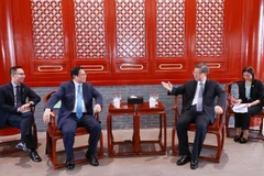 Bí thư Tỉnh ủy Hà Bắc Nghê Nhạc Phong tiếp đón và giới thiệu với Thủ tướng Phạm Minh Chính quy hoạch Khu mới Hùng An. (Ảnh: Dương Giang/TTXVN)