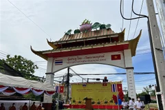 Cổng chào Việt Nam trên đường Việt kiều lưu niệm tỉnh Nong Khai, Đông Bắc Thái Lan. (Ảnh: Đỗ Sinh/TTXVN)