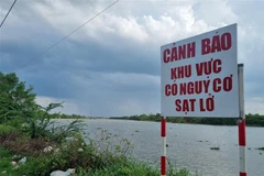 Chính quyền địa phương xã Phước Lại (Cần Giuộc, Long An) cắm biển cảnh báo nguy hiểm. (Ảnh: Bùi Giang/TTXVN)