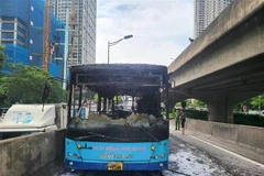 Xe ôtô buýt sau khi bốc cháy tại lối dẫn lên Vành đai 3 trên cao. (Ảnh: TTXVN phát)