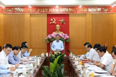 Ông Trần Cẩm Tú, Ủy viên Bộ Chính trị, Bí thư Trung ương Đảng, Chủ nhiệm Ủy ban Kiểm tra Trung ương phát biểu kết luận buổi làm việc với Ban thường vụ Tỉnh uỷ Lào Cai. (Ảnh: Quốc Khánh/TTXVN)