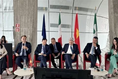 Các diễn giả trình bày tham luận tại Diễn đàn Hợp tác Kinh doanh Đầu tư Việt Nam-Lombardia. (Ảnh: Dương Hoa/TTXVN)