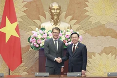 Chủ tịch Quốc hội Vương Đình Huệ với Ngài Daniel Caspary, Chủ tịch Đoàn Nghị sỹ phụ trách quan hệ với các quốc gia Đông Nam Á và ASEAN (DASE) của Nghị viện châu Âu (EP). (Ảnh: Doãn Tấn/TTXVN)