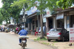 Dọc tuyến đường liên xã nối trung tâm xã về các thôn, buôn, cuộc sống đã trở lại bình thường. (Ảnh: Quang Thái/TTXVN)