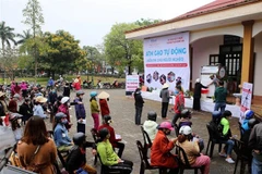 Thành phố Đông Hà (Quảng Trị) tổ chức chương trình hỗ trợ gạo miễn phí cho hộ gia đình nghèo qua cây ATM gạo tự động. (Ảnh: Hồ Cầu/TTXVN)