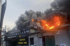 Hiện trường vụ cháy gara chăm sóc ôtô. (Ảnh: Lê Phú/TTXVN) 