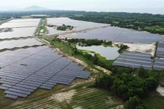 Nhà máy Điện mặt trời Cẩm Hòa có diện tích 60 ha, được lắp đặt 152.670 tấm pin mặt trời và giá đỡ (tương đương 5.089 giàn pin). (Ảnh: Vũ Sinh/TTXVN)