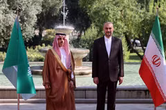 Ngoại trưởng Iran Hossein Amir-Abdollahian (phải) và Ngoại trưởng Saudi Arabia Faisal bin Farhan tại cuộc gặp ở Tehran ngày 17/6/2023. (Ảnh: AFP/TTXVN)