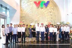 Trưởng Ban Tuyên giáo Trung ương Nguyễn Trọng Nghĩa thăm, chúc mừng Đài Truyền hình Việt Nam Việt Nam. (Ảnh: Phương Hoa/TTXVN)