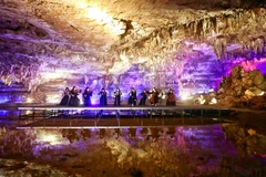 Biểu diễn âm nhạc trong hang động. (Nguồn: Xinhua)