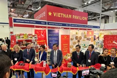 Cắt băng khai mạc Gian hàng Việt Nam 2023 ngày 25/5. (Ảnh: Thương vụ Việt Nam tại Singapore)