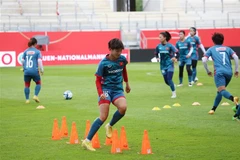 Các cầu thủ tập luyện, làm quen với sân cỏ trước trận đấu với tuyển Đức. (Ảnh: Mạnh Hùng/TTXVN)